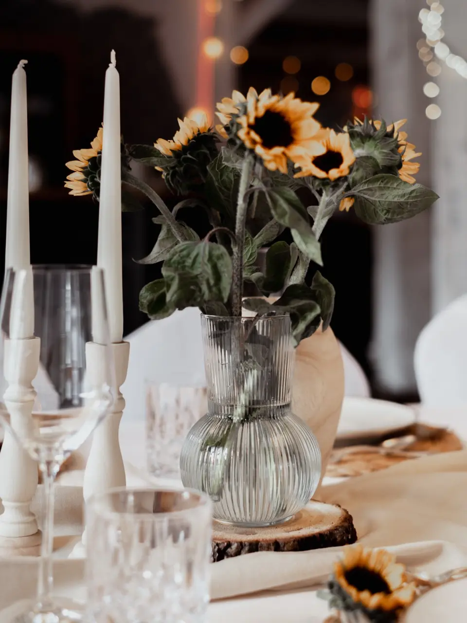 Tischdekoration Sonnenblumen und Kerzen