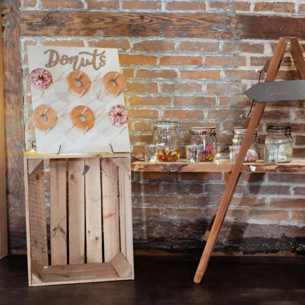 Donutwall aus Holz dekoriert