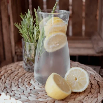 Glaskaraffe 1L mit Zitronenwasser