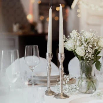 Kerzenstaender silber mit weißen Kerzen dekoriert