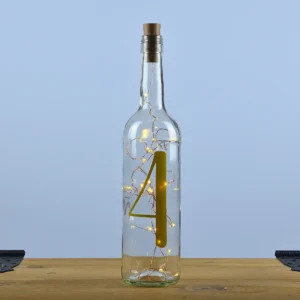 Tischnummer auf Glasflasche mit Lichterkette