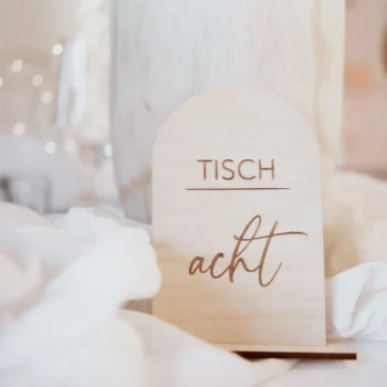 Tischnummer Holz acht graviert