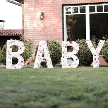 Baby Buchstaben Aufsteller mit Blumen